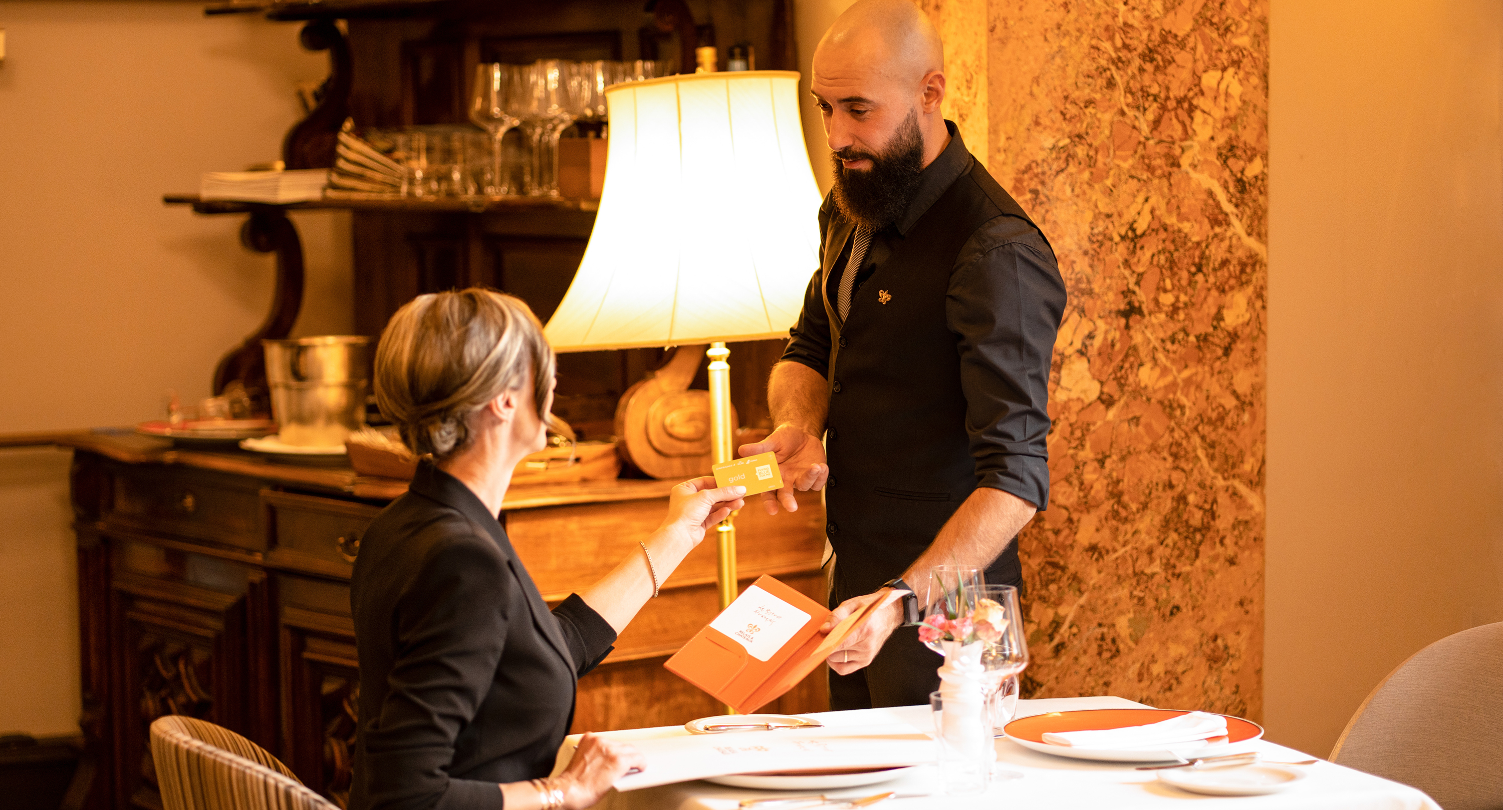 Iei masa în oraș și câștigi mile de zbor. KLM intră în parteneriat cu un jucător de pe piața gastronomiei de lux
