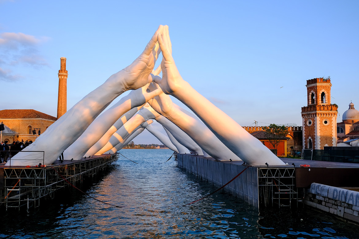 Building Bridges by Lorenzo Quinn / Le Bistrot Francais
